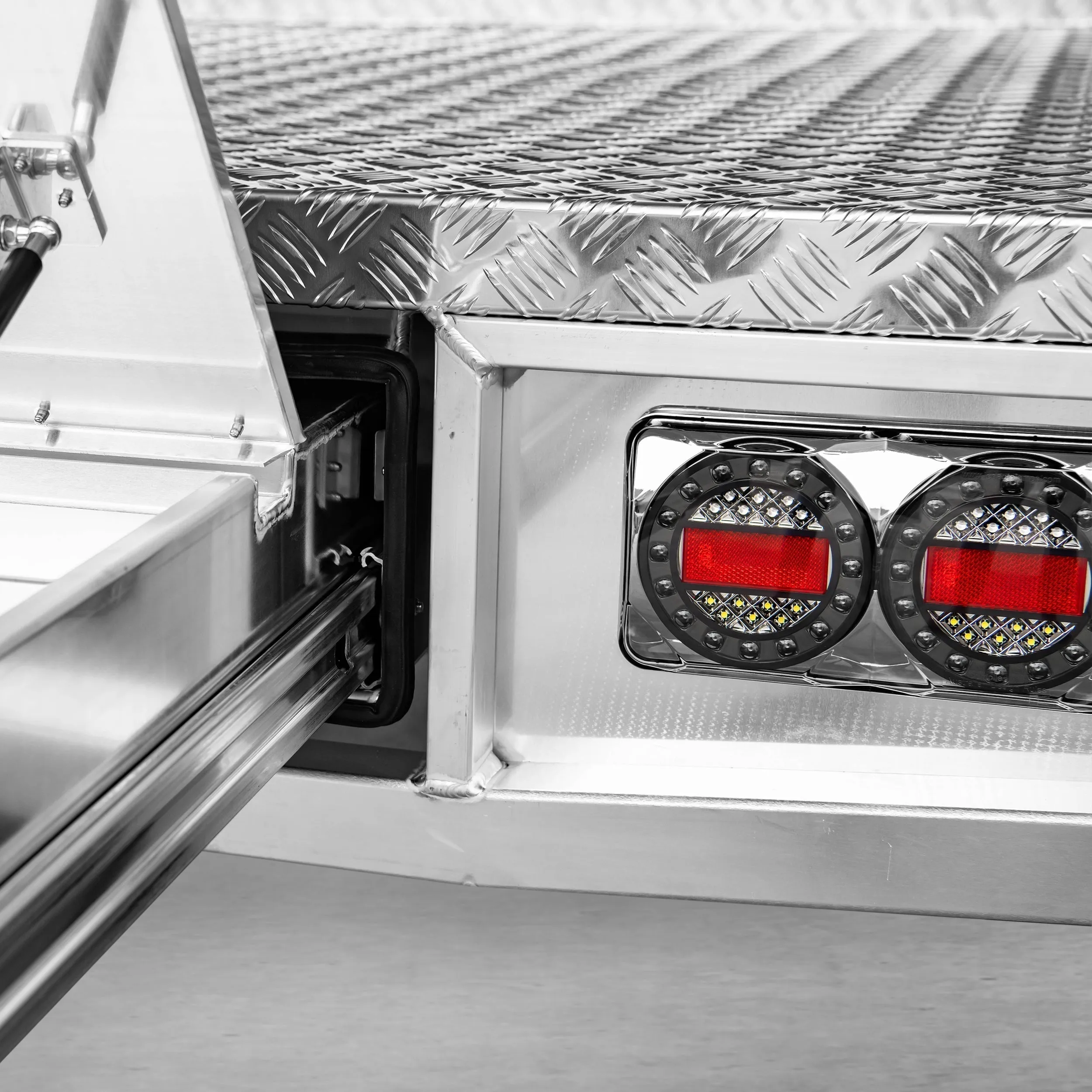 Aluminium Tray w/Headboard 2400mm - Alloy