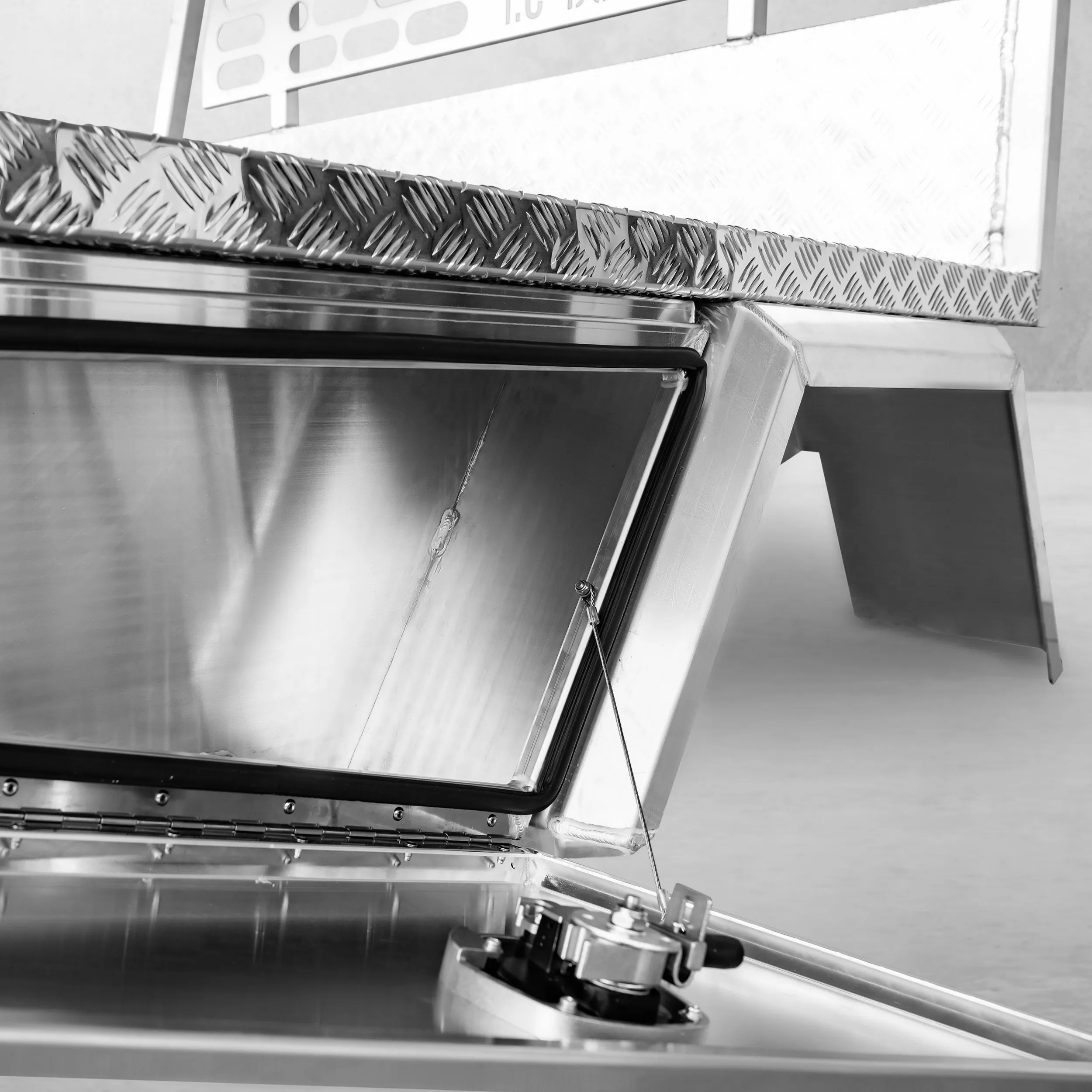 Aluminium Tray w/Headboard 2400mm - Alloy